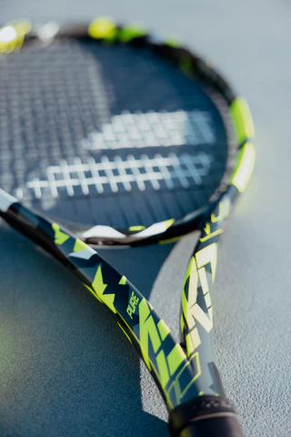 تصویر راکت Babolat Pure Aero 2023 با اندازه سر 100 اینچ مربع و الگوی زه 16x19 برای اسپین پایدار