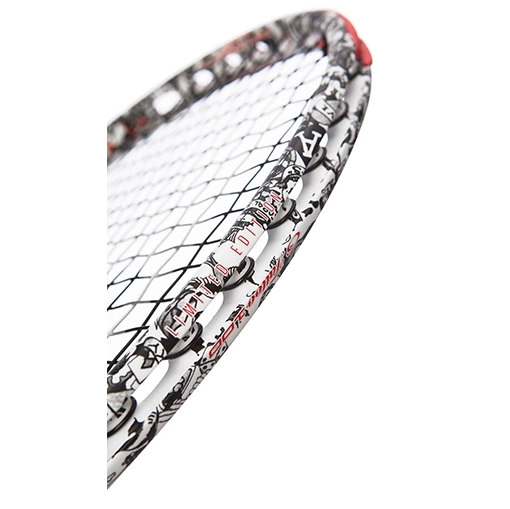 کلوزآپ از سر راکت Prince Hydrogen Tattoo 100 با الگوی زه‌کشی 16x19 و طراحی خاص سری Tattoo