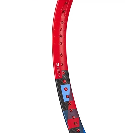 کلوزآپ از فریم و زه‌کشی راکت Yonex VCORE 98 برای اسپین بالا