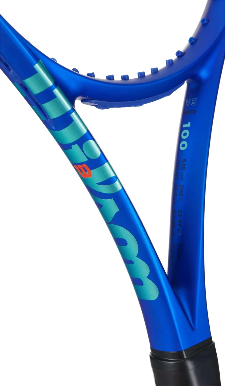 نمای کناری راکت Wilson Ultra 100 v5 با طراحی آبی متالیک