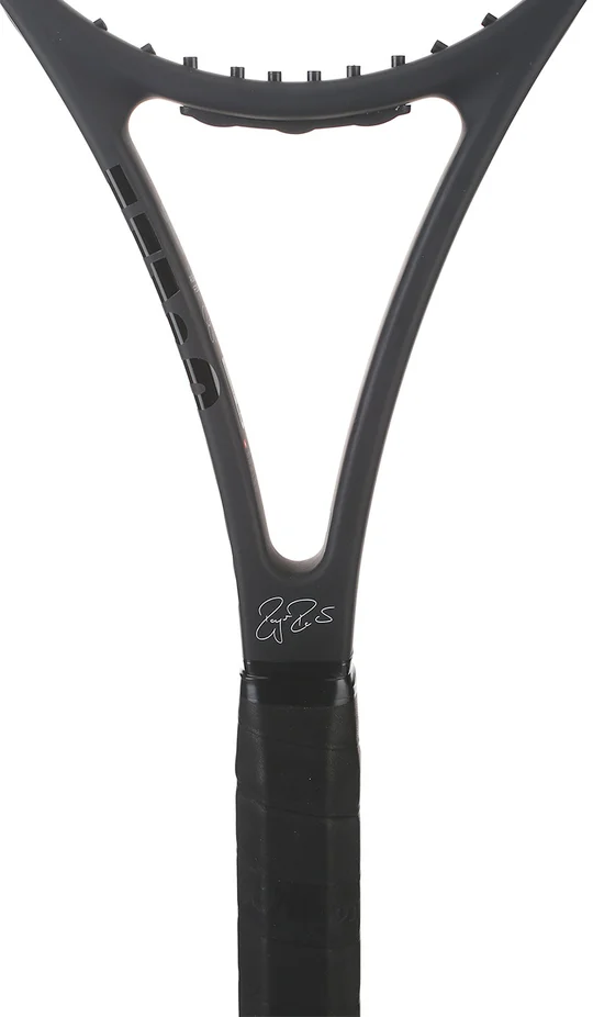 راکت ویلسون پرو استاف RF97 آتوگراف نمای فریم و هد – فریم باریک گرافیتی برای کنترل و دقت بالا در ضربات