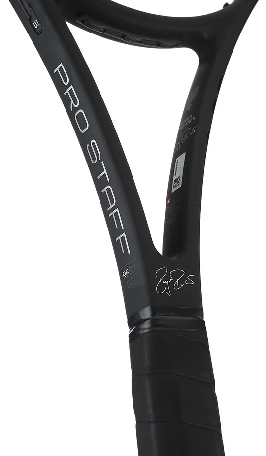 راکت تنیس Wilson Pro Staff RF97 Autograph نمای دسته – گریپ چرمی قهوه‌ای با جزئیات لوکس و کیفیت بالای کنترل