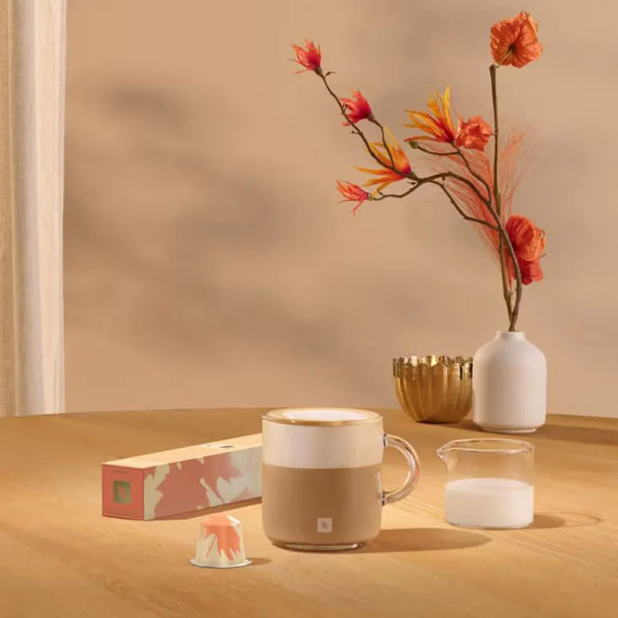 فنجان قهوه با طعم افرا و گردو پکان